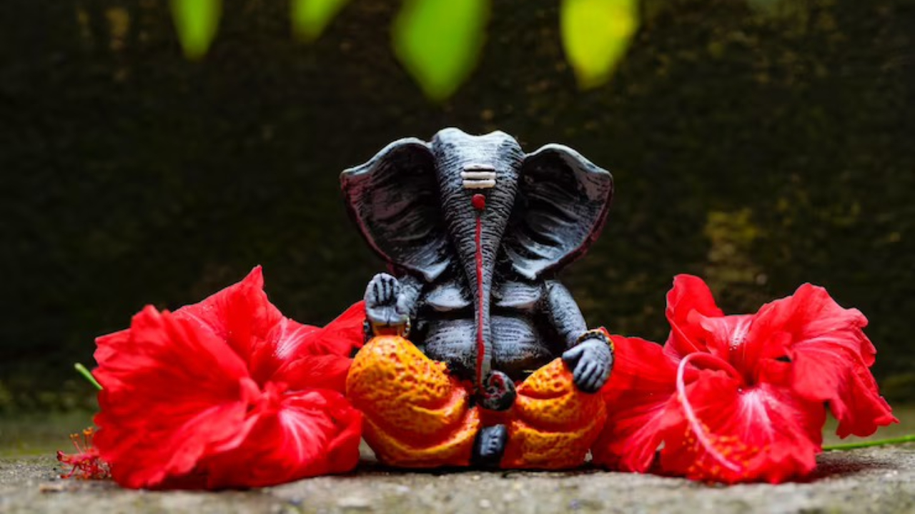 Vastu Tips | ఇంట్లో దేవుడి గది ఏ దిక్కున ఉండాలి.. పూజలో చేయకూడదని తప్పులేంటంటే..